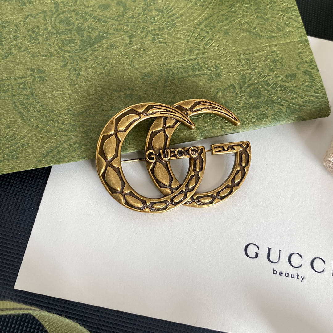 C049  Gucci GG brooch