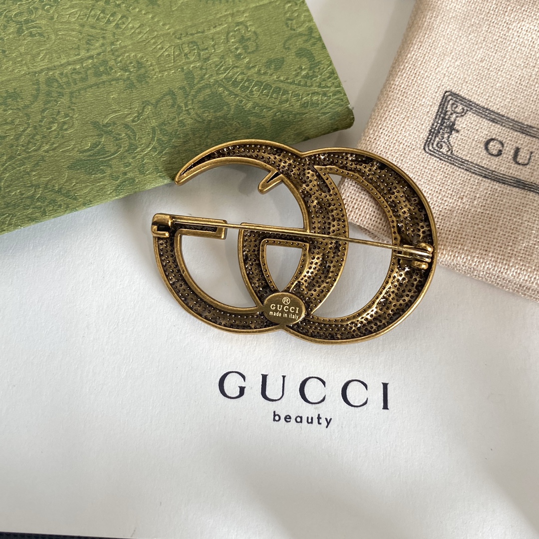 C049  Gucci GG brooch