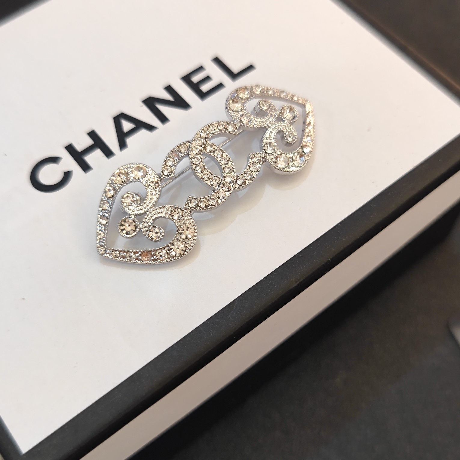 C012 Chanel brooch