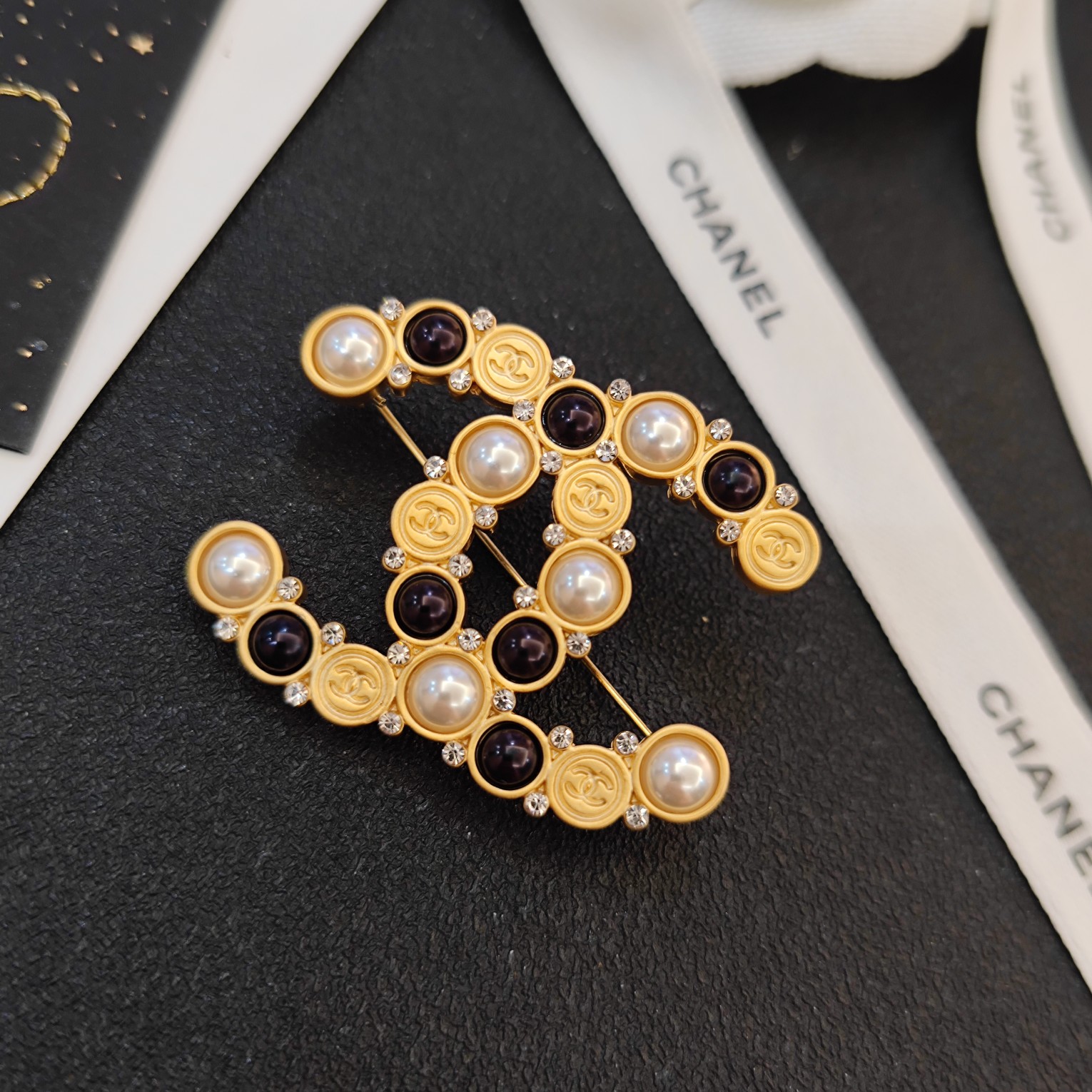 C061 Chanel brooch