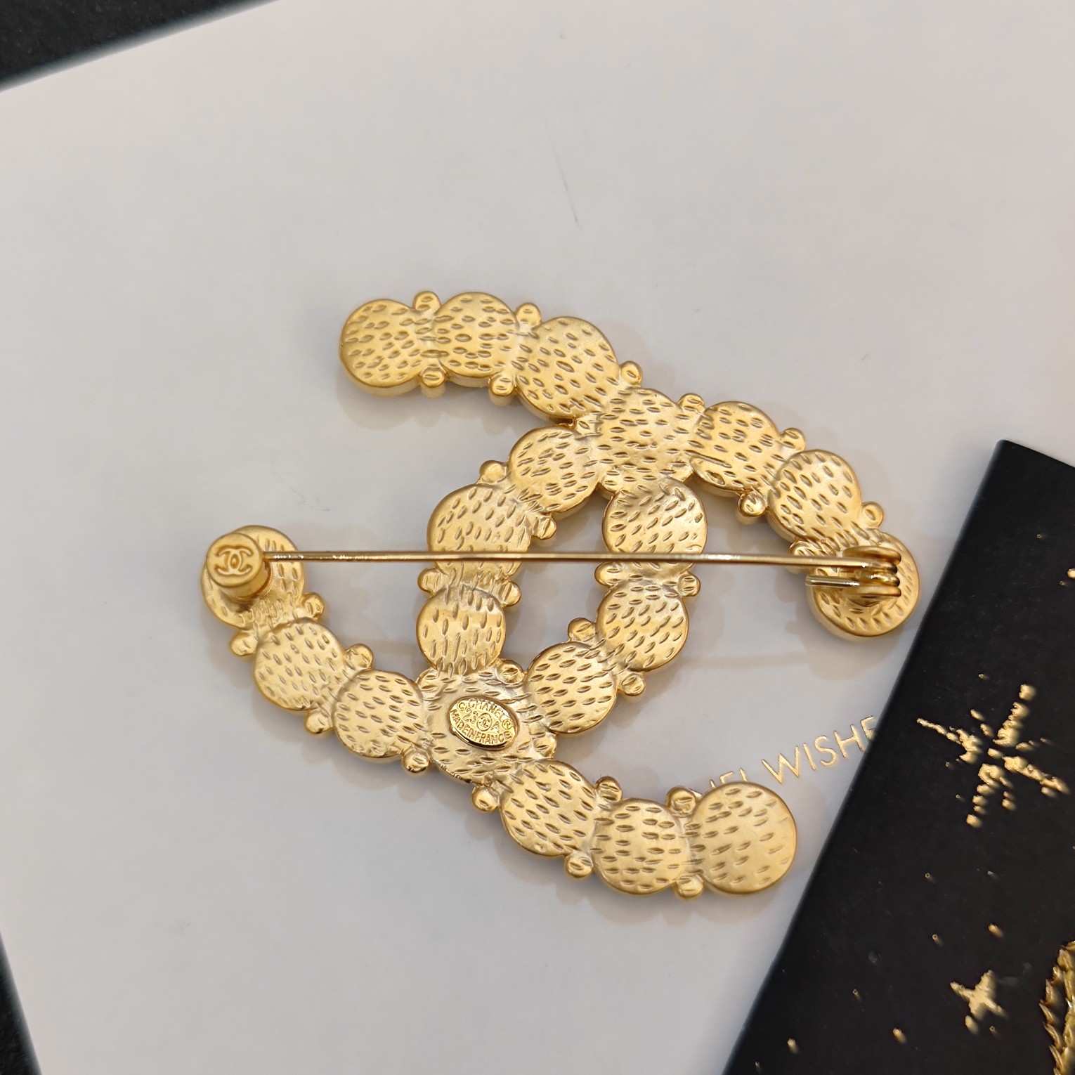 C061 Chanel brooch