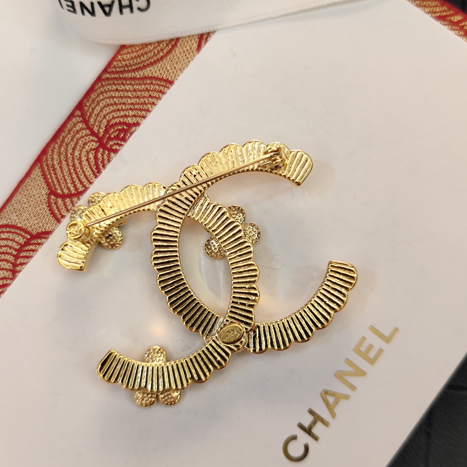 00581 Chanel brooch
