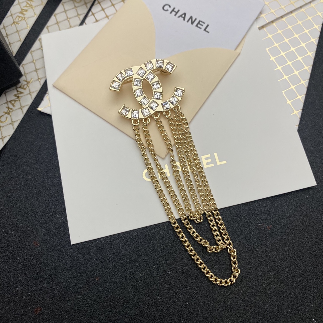 C108 Chanel brooch