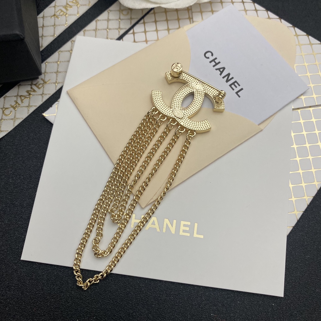 C108 Chanel brooch