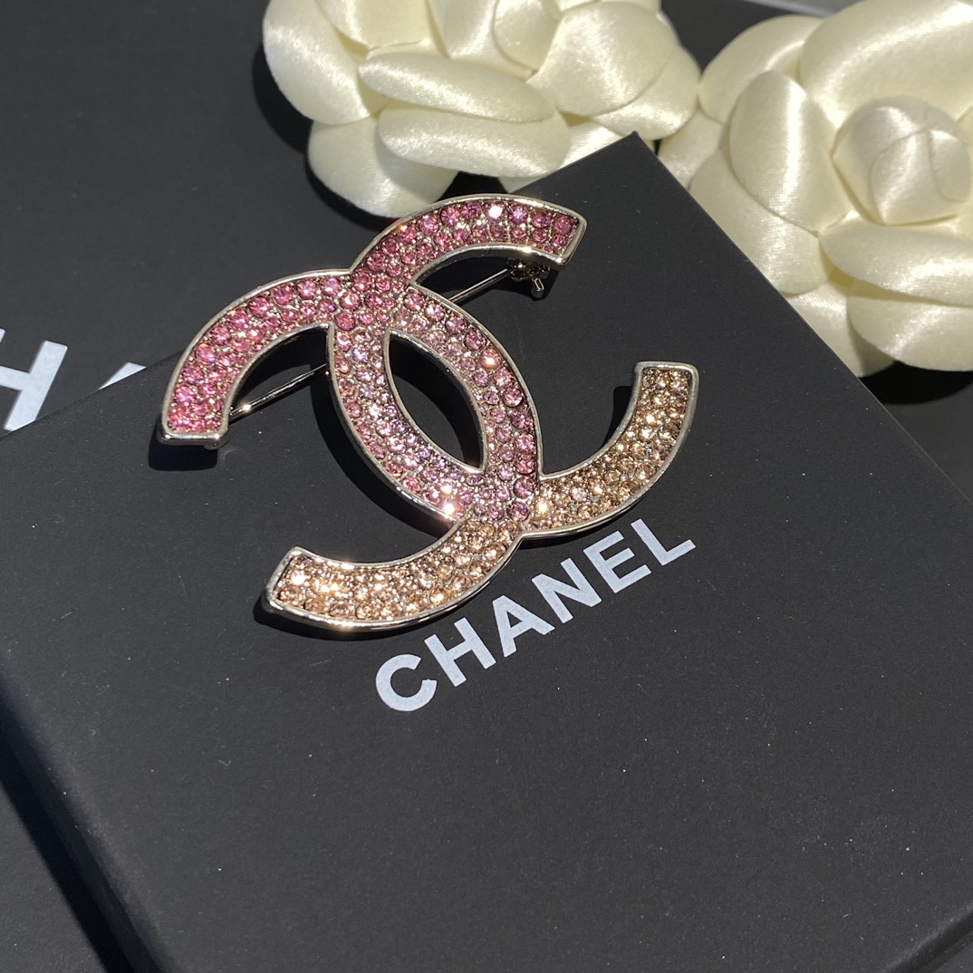 C262 Chanel brooch