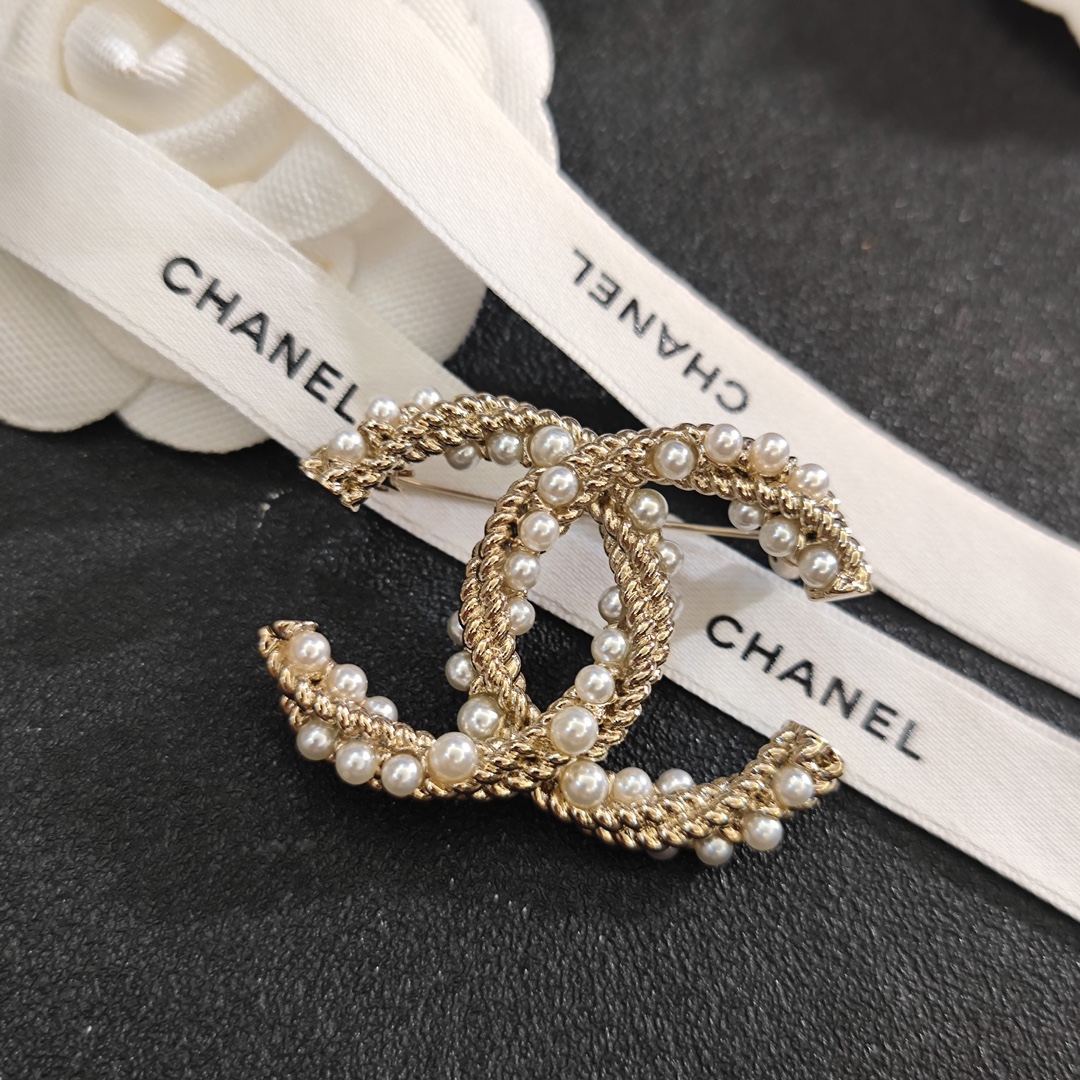 C173 Chanel brooch