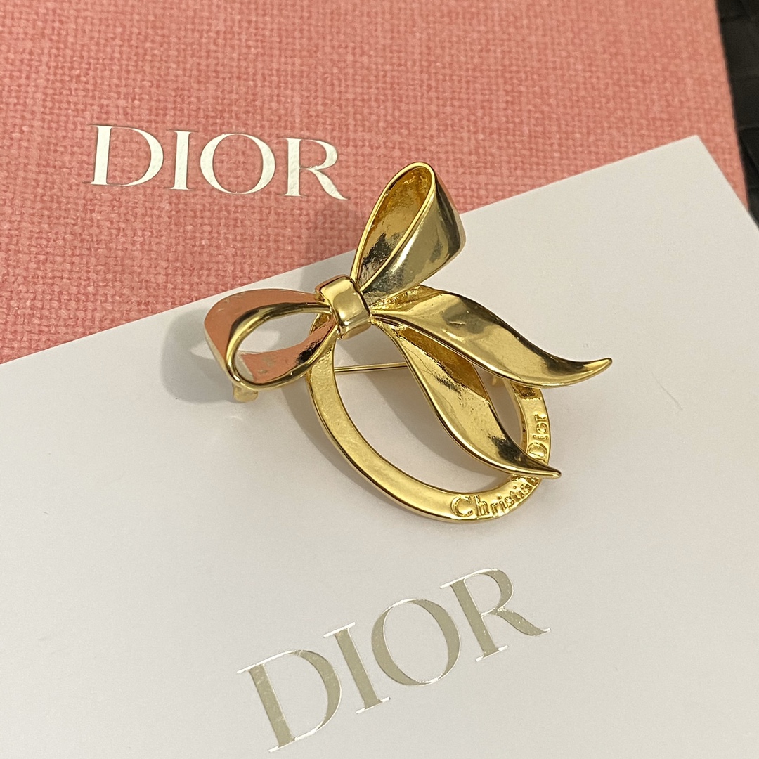 C156  Dior brooch