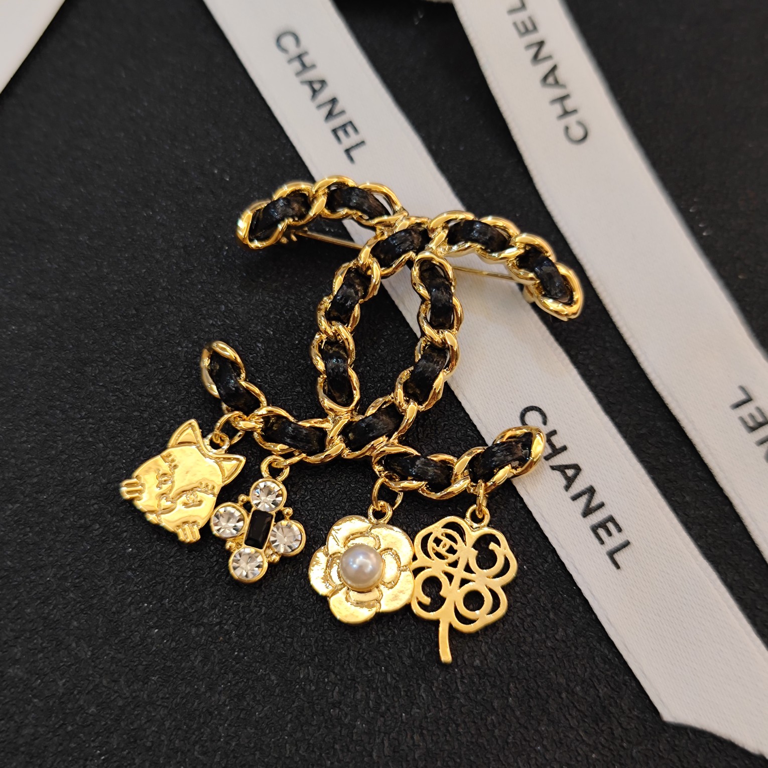 C359 Chanel brooch