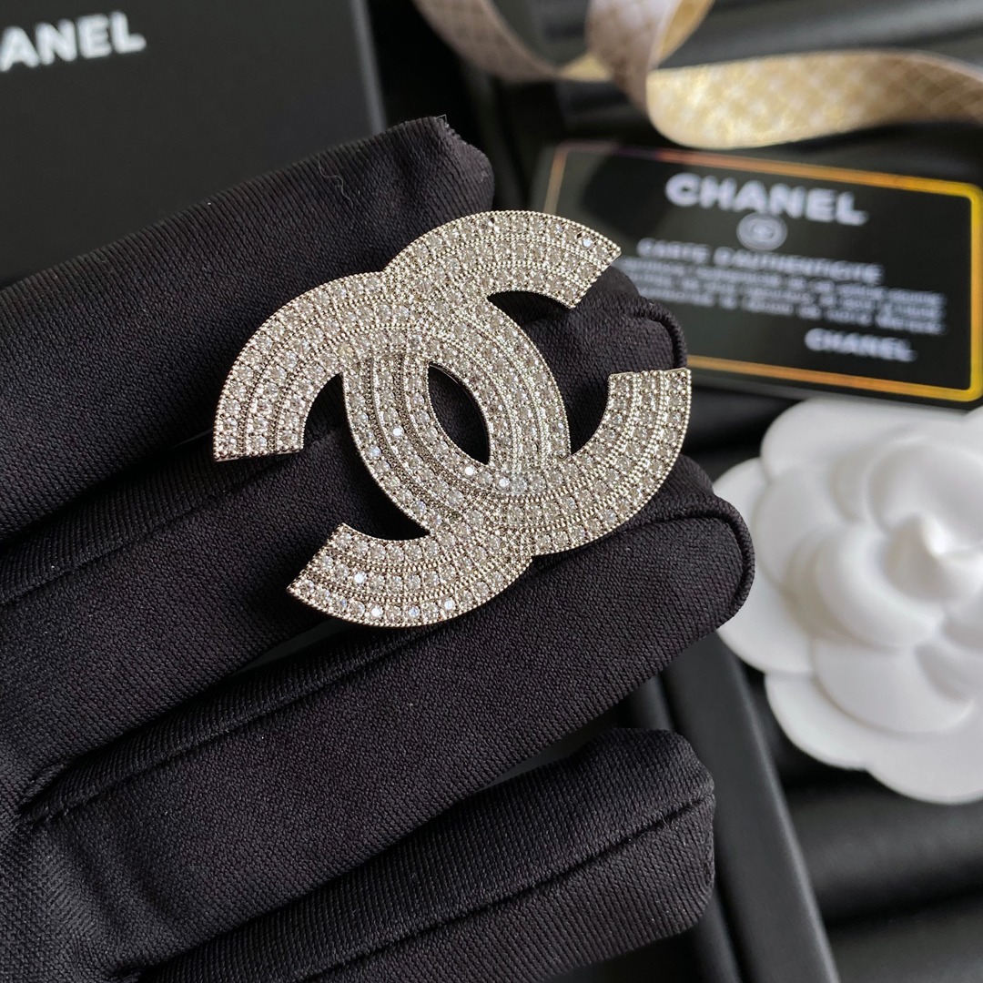 D017 Chanel brooch