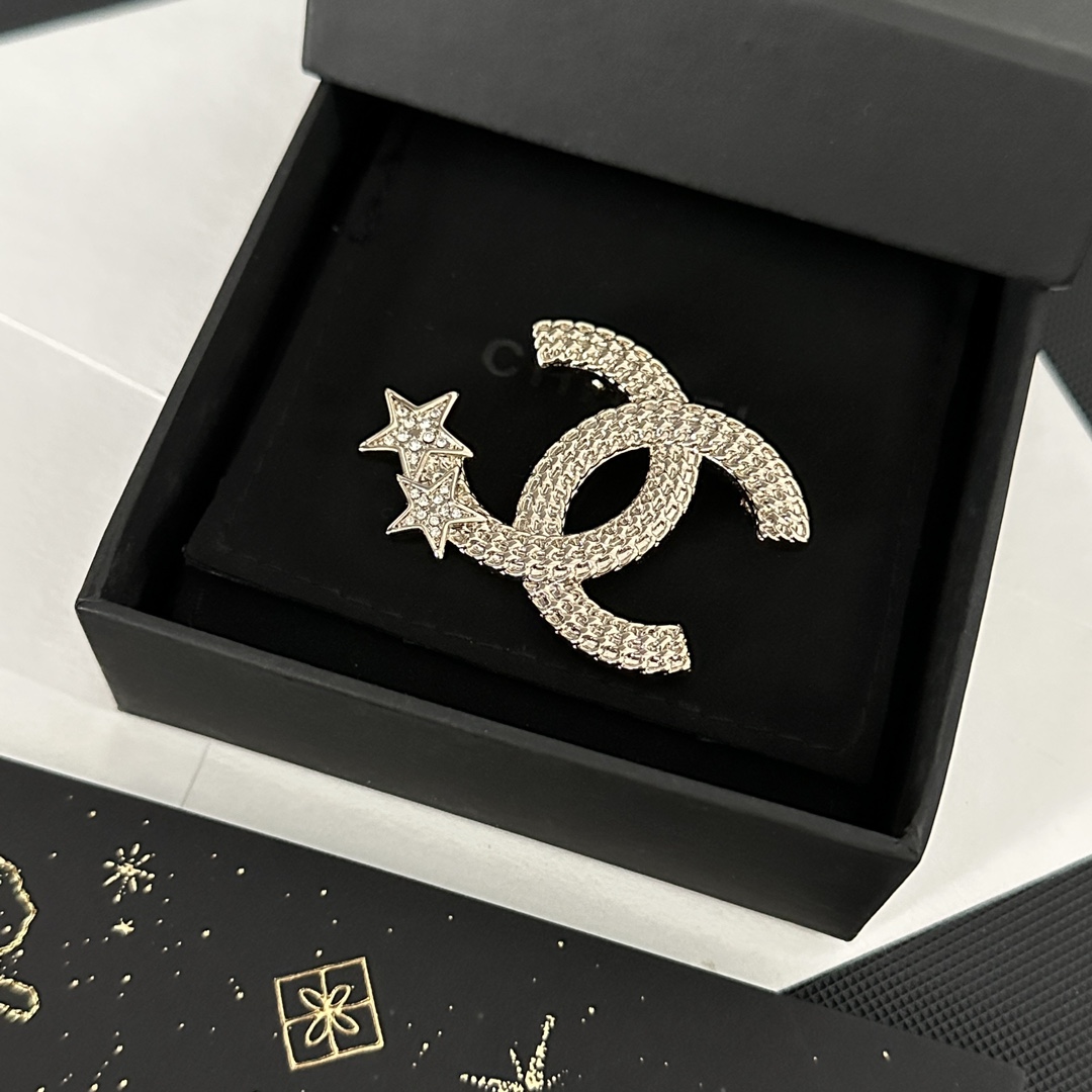 C298 Chanel brooch