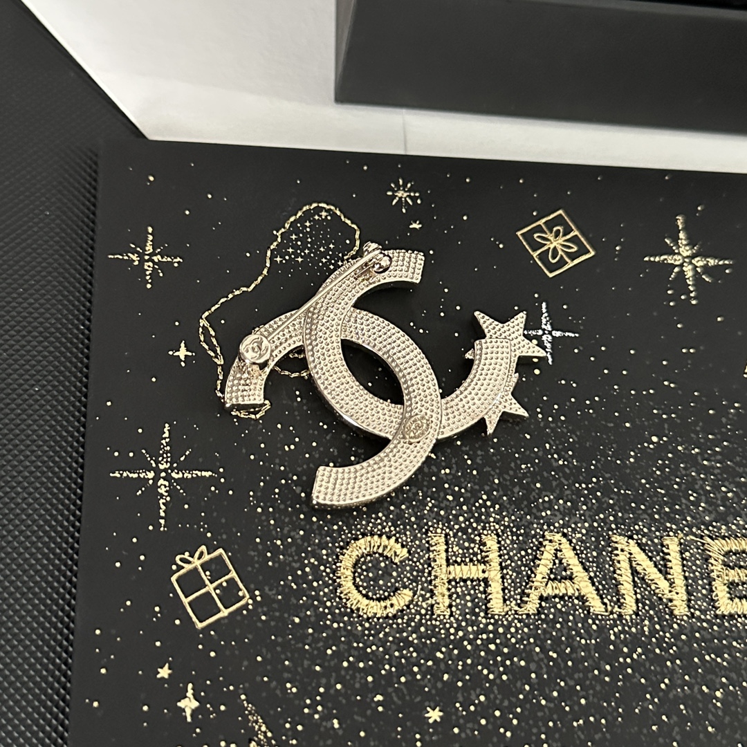C298 Chanel brooch