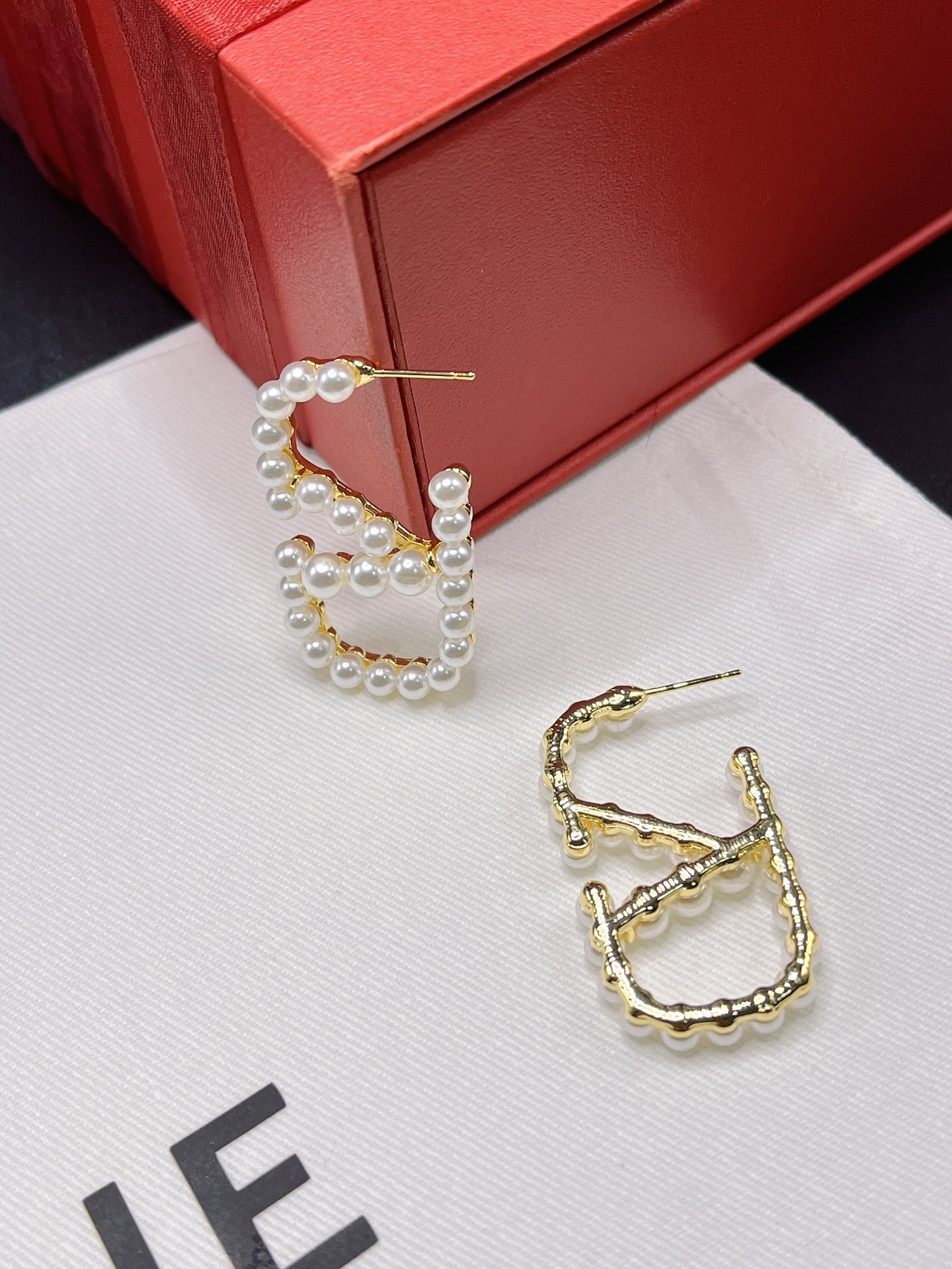 A948 Valentino pearls earrings