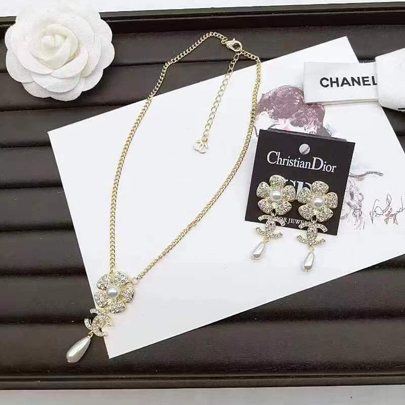 Chanel necklace 113079