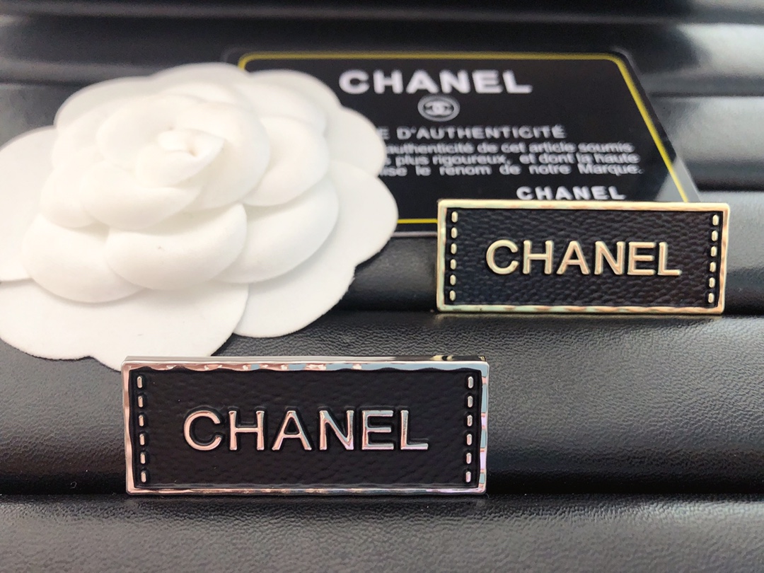 Chanel Square leather brooch 113060