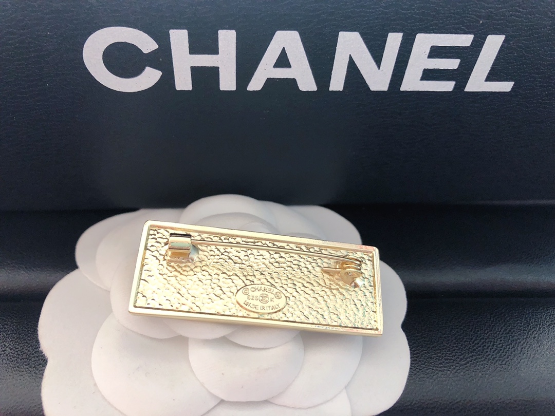 Chanel Square leather brooch 113060