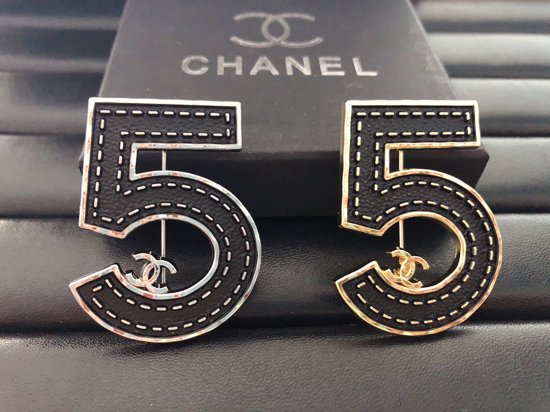 Chanel NO5 leather brooch 113059