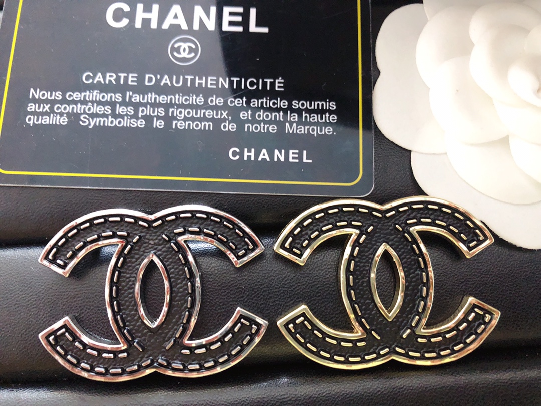 Chanel CC leather brooch 113058