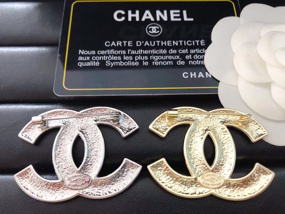 Chanel CC leather brooch 113058
