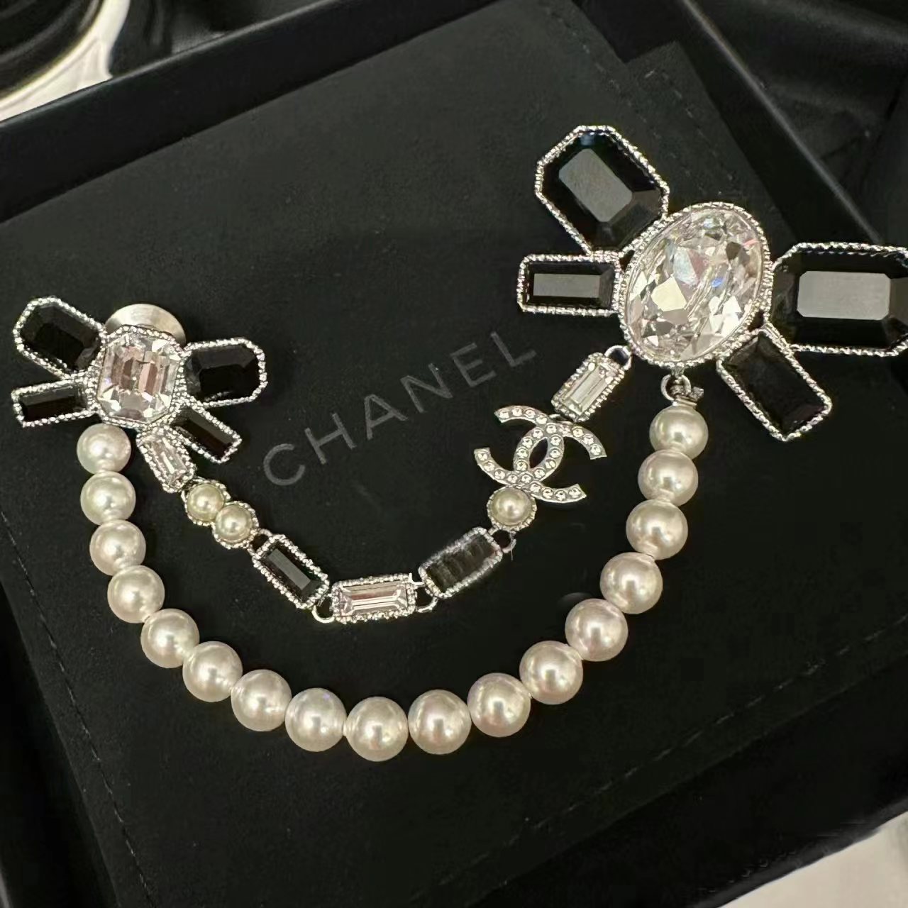 C383 Chanel brooch