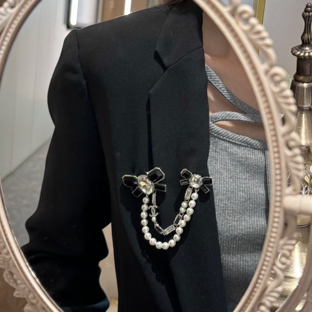 Chanel brooch C383XC