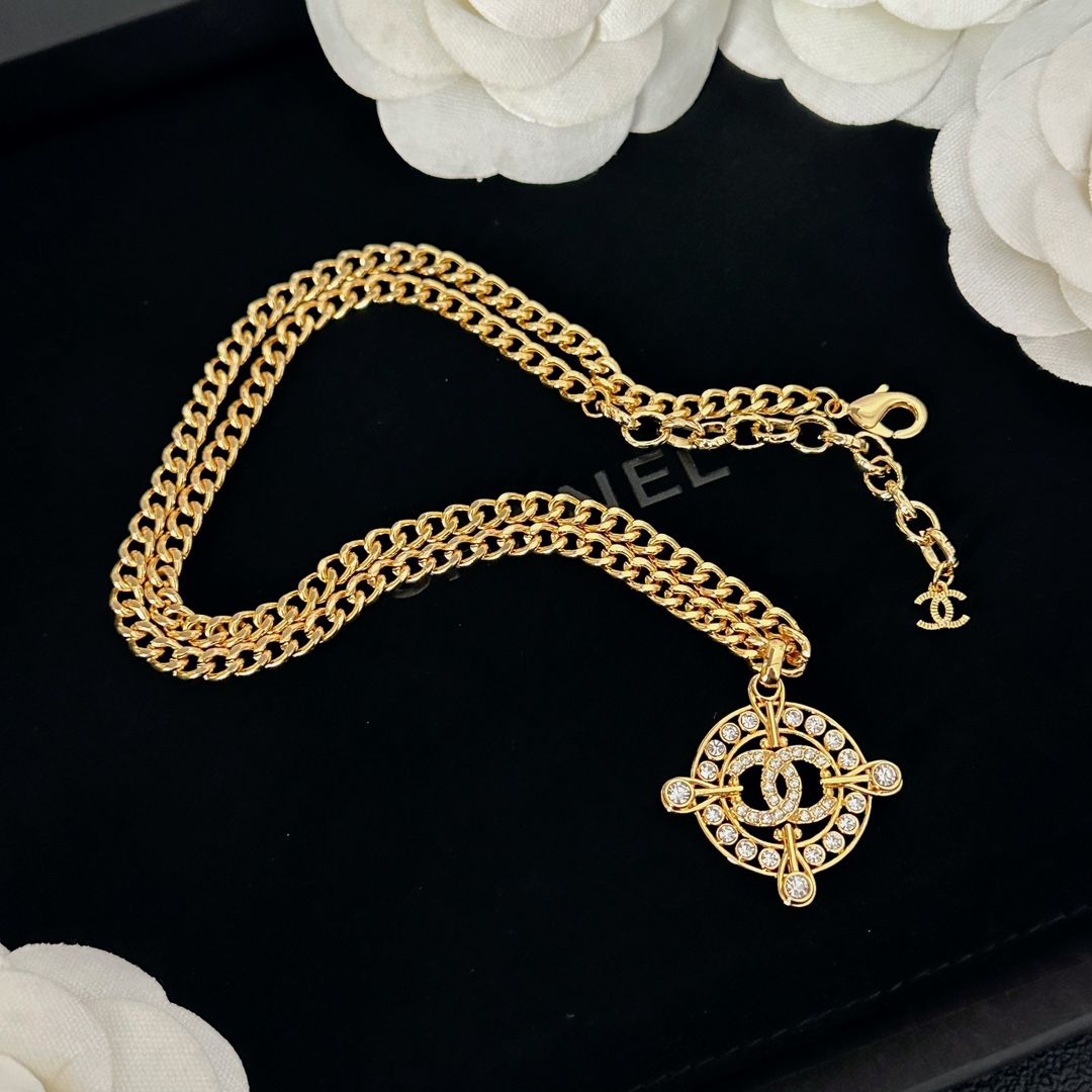 B268 Chanel long necklace