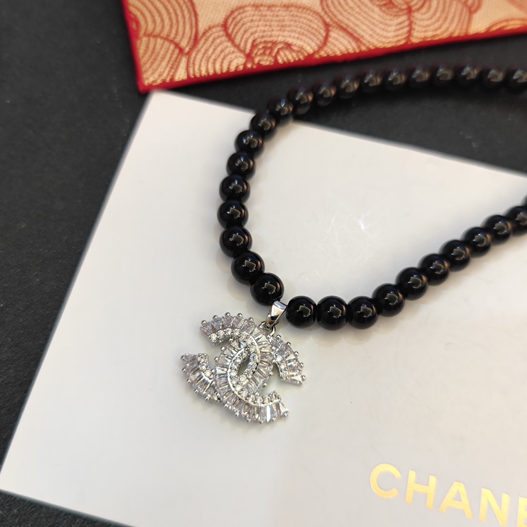 B645  Chanel pearls necklace