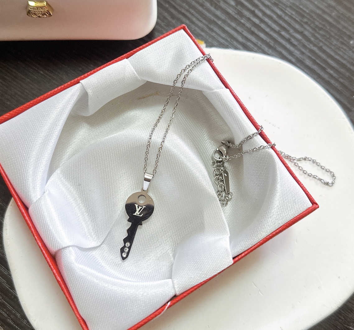 LV silver Key necklace 113137