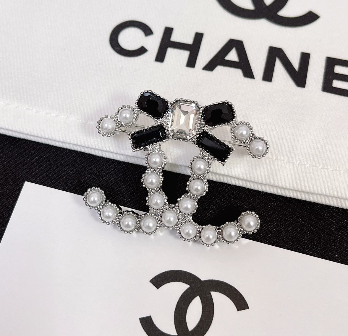 D154 Chanel brooch