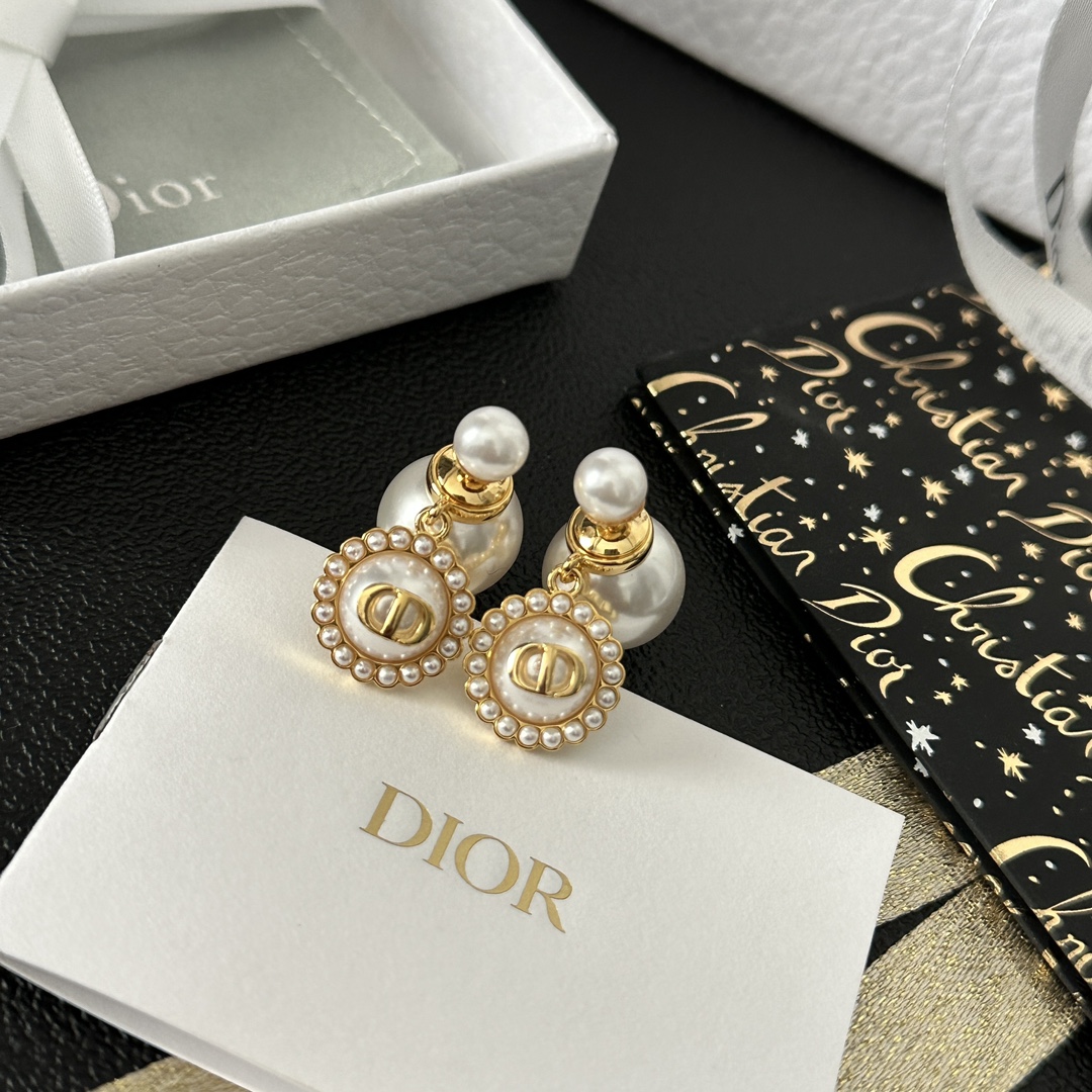 A756 Dior pearls earrings