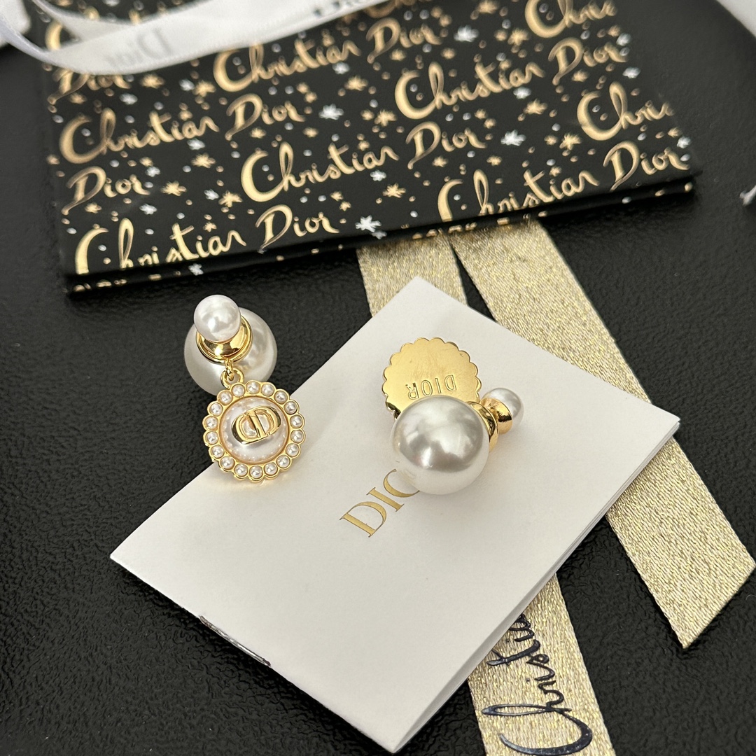 A756 Dior pearls earrings