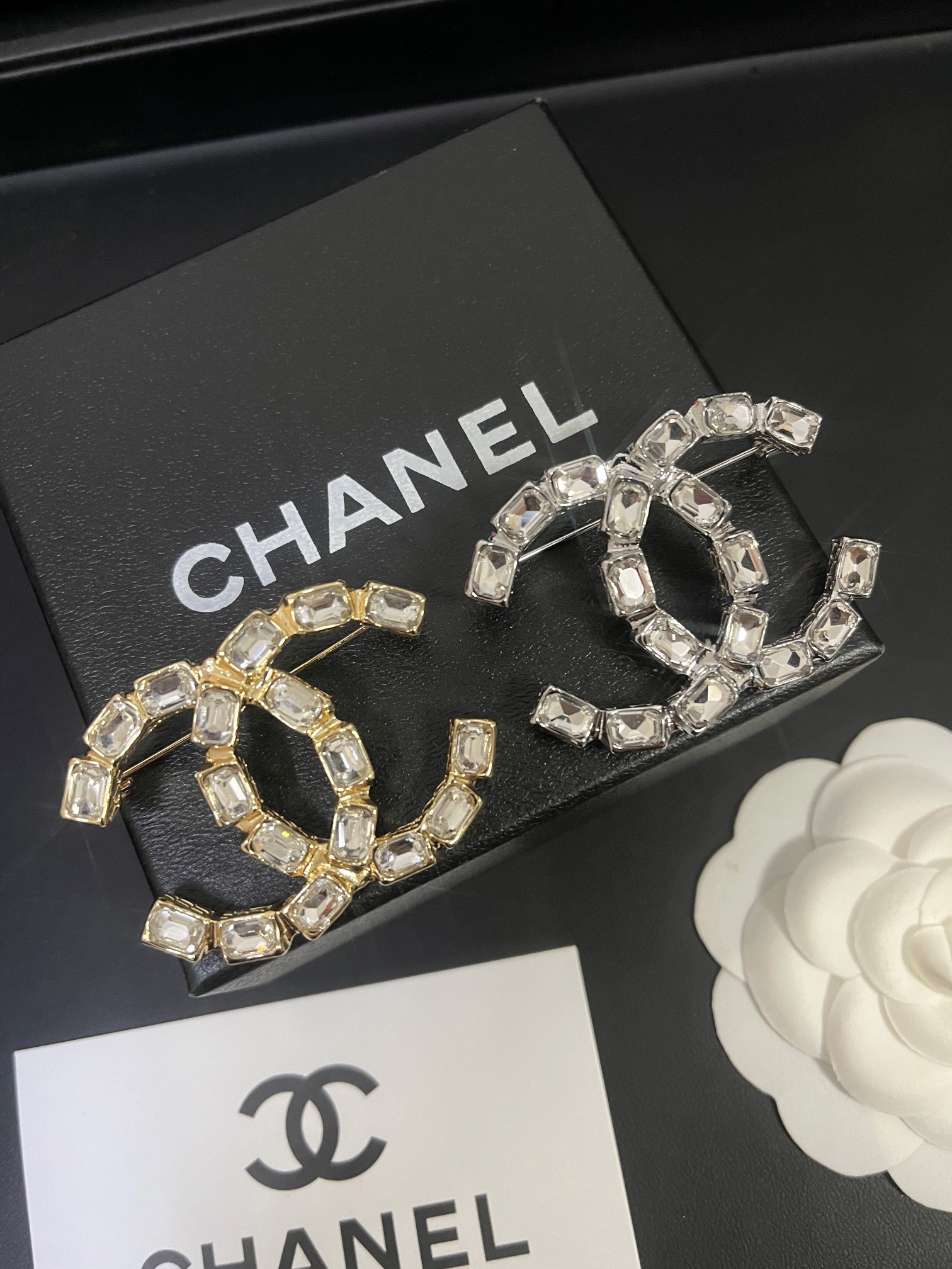 D157 Chanel CC brooch