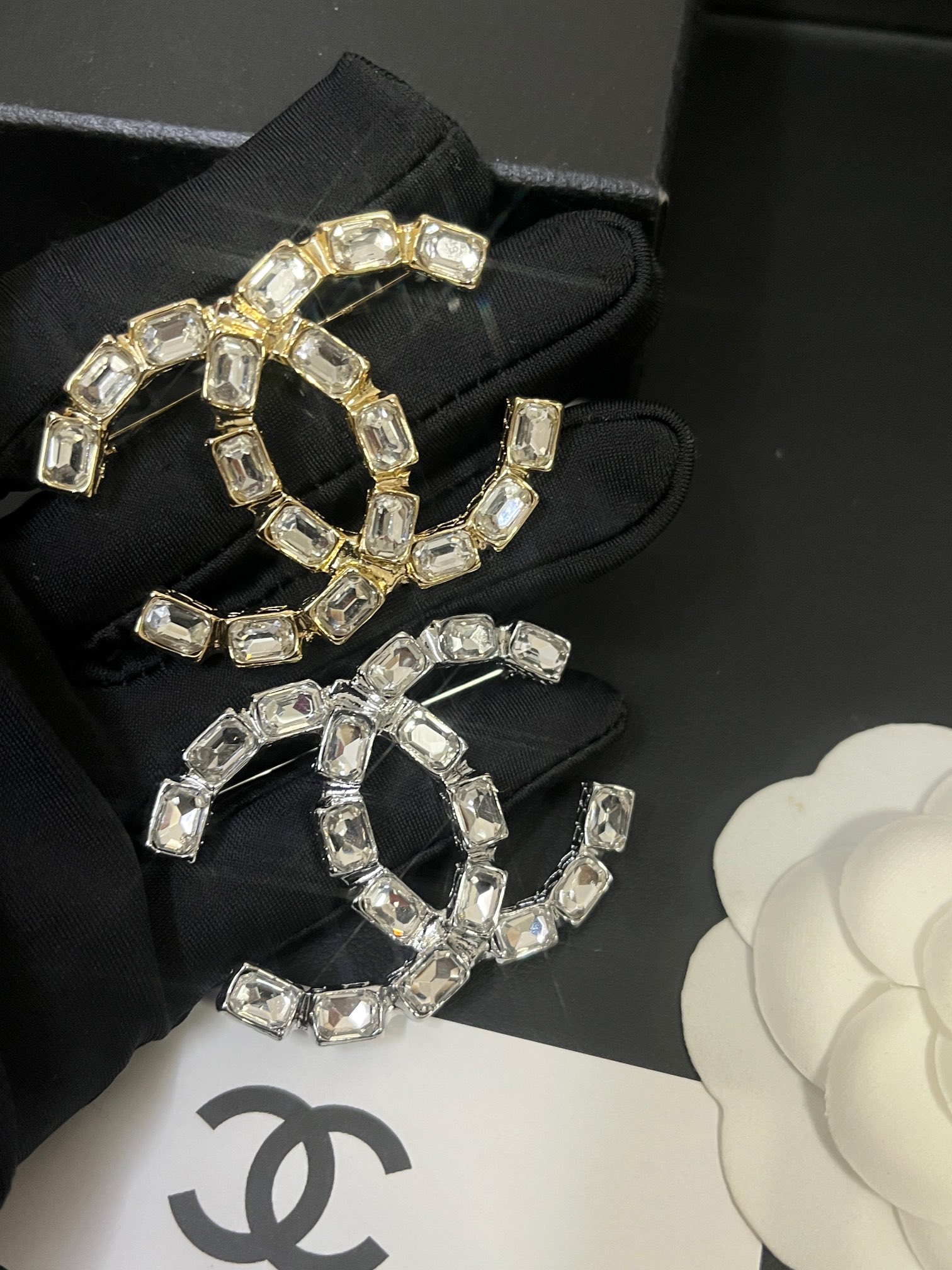 D157 Chanel CC brooch