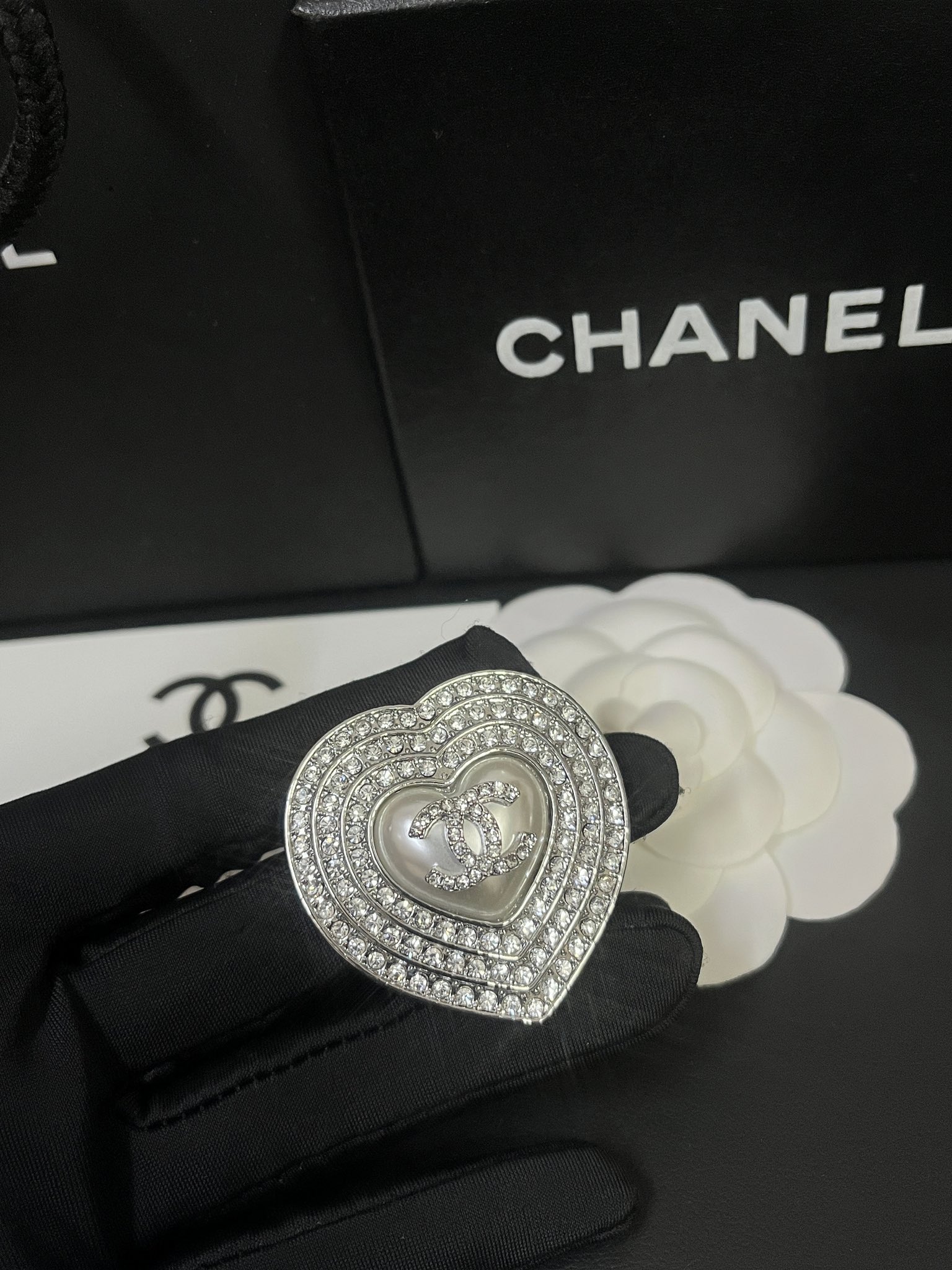 D159 Chanel brooch