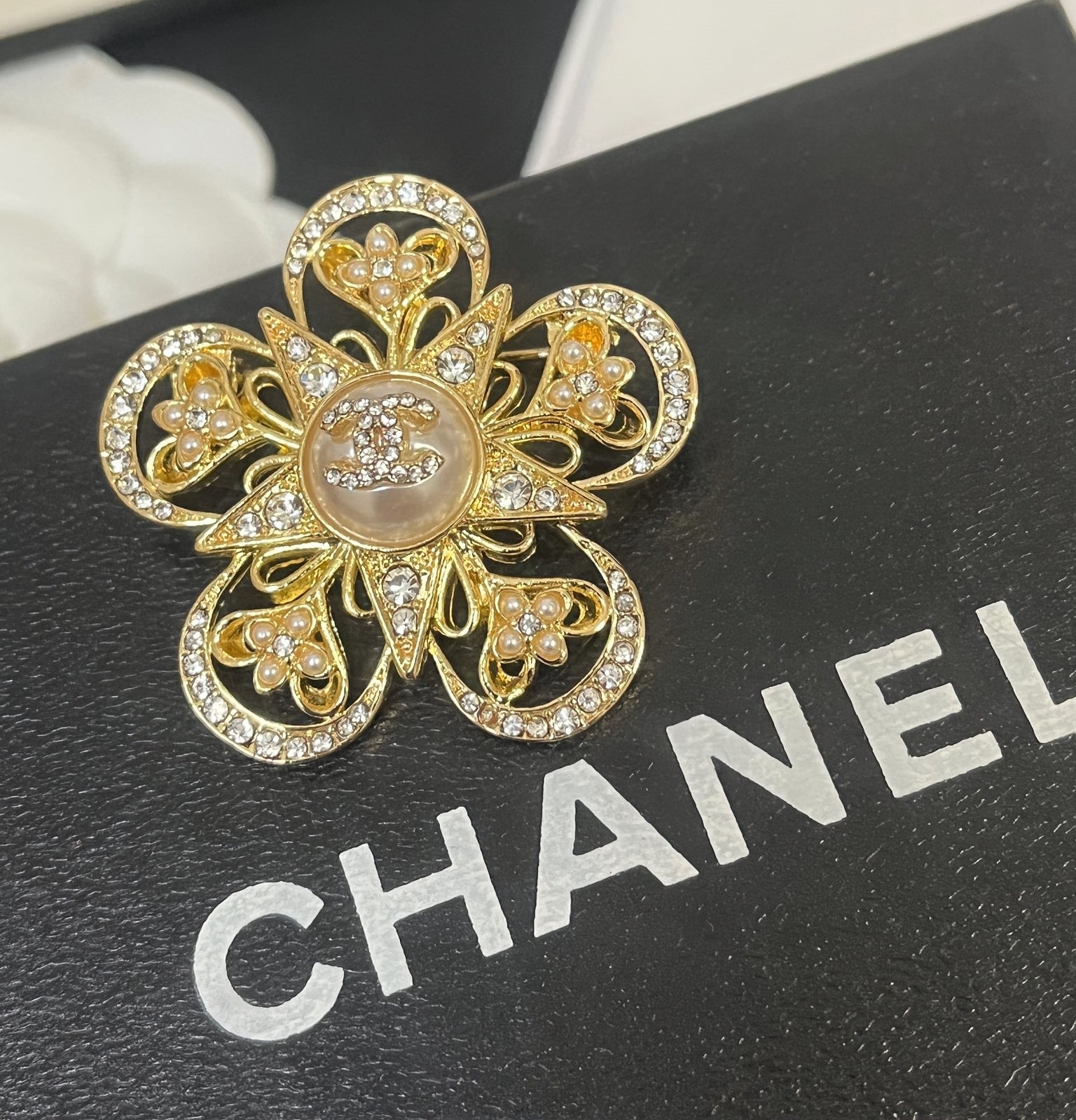 D158 Chanel brooch