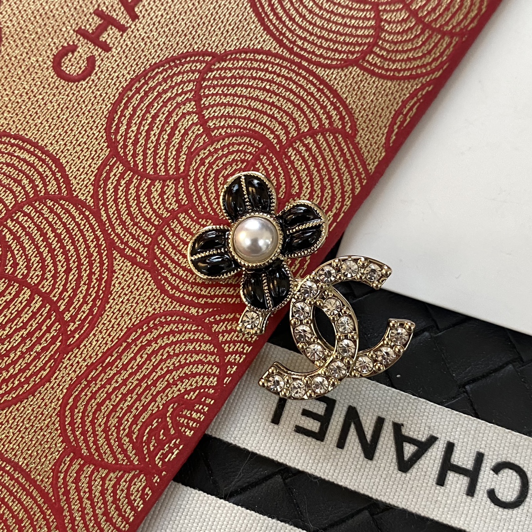 C152 Chanel brooch