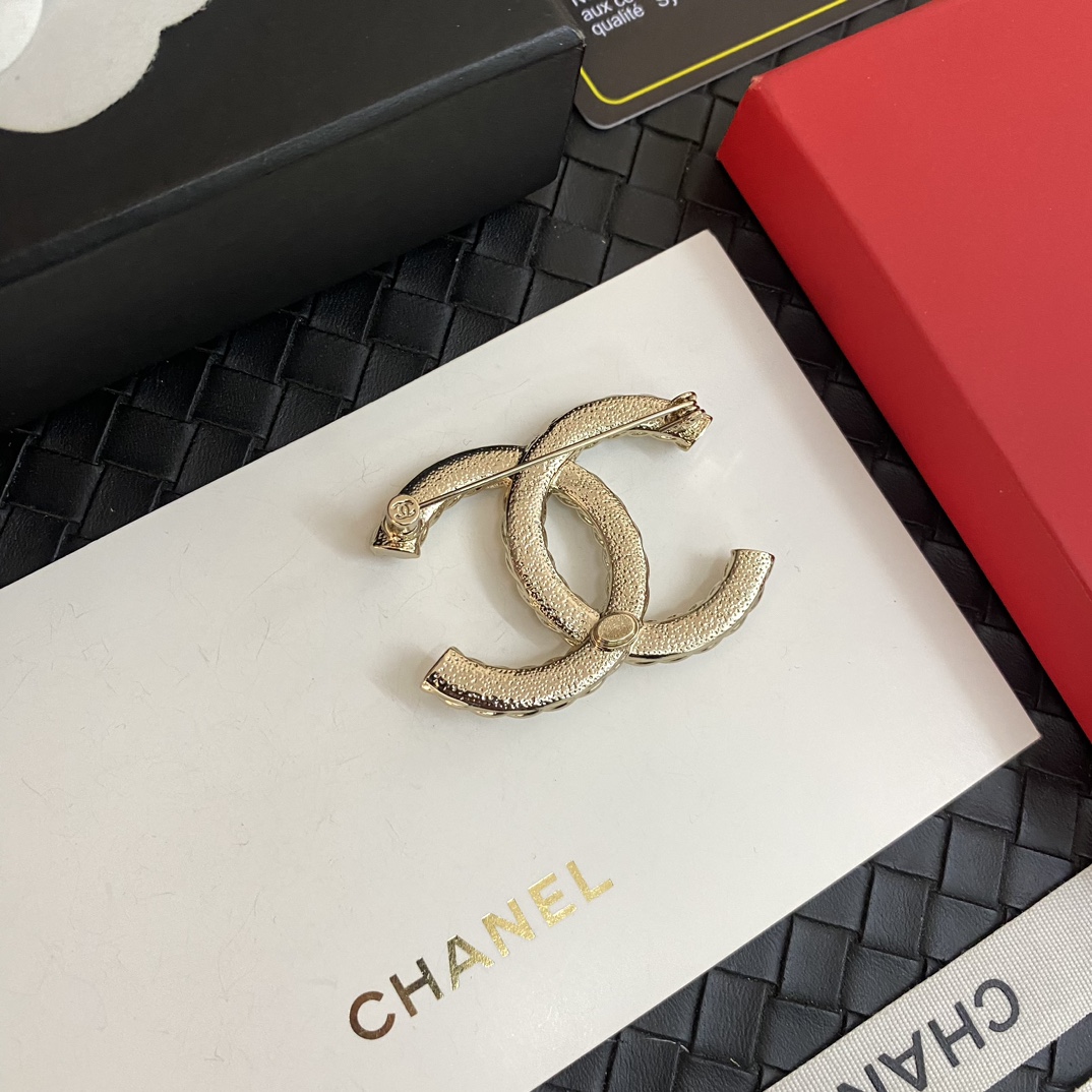 C346 Chanel brooch