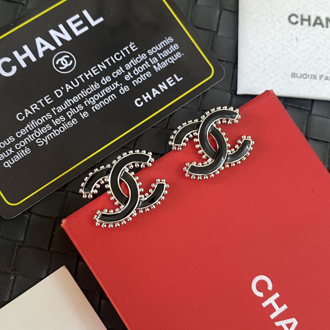 A246 Chanel CC earrings