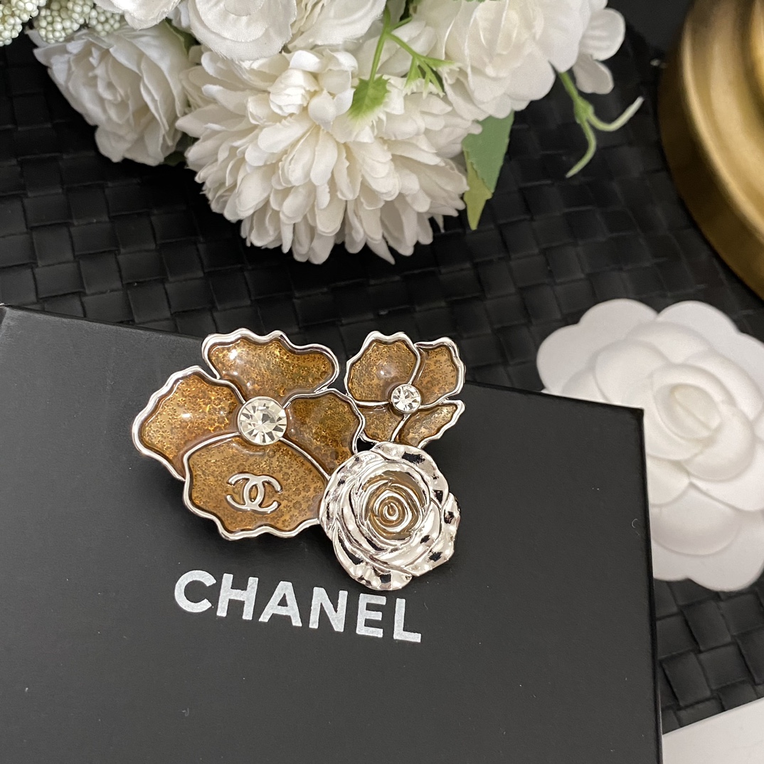 C031  Chanel brooch
