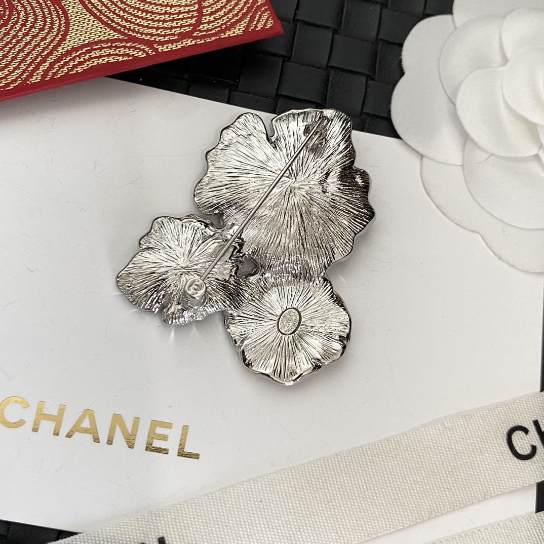 C031  Chanel brooch