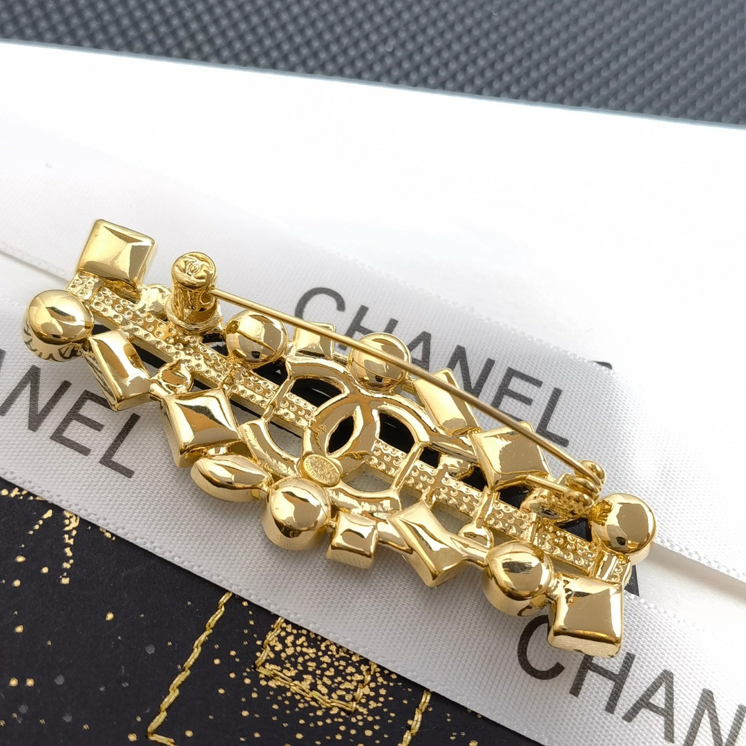 C030  Chanel brooch