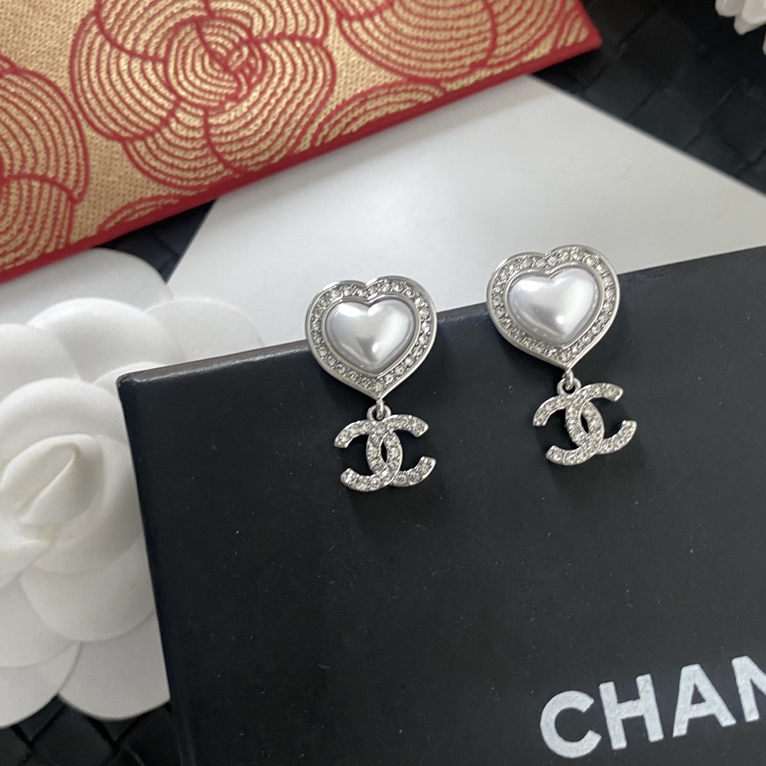 A1747 Chanel earrings