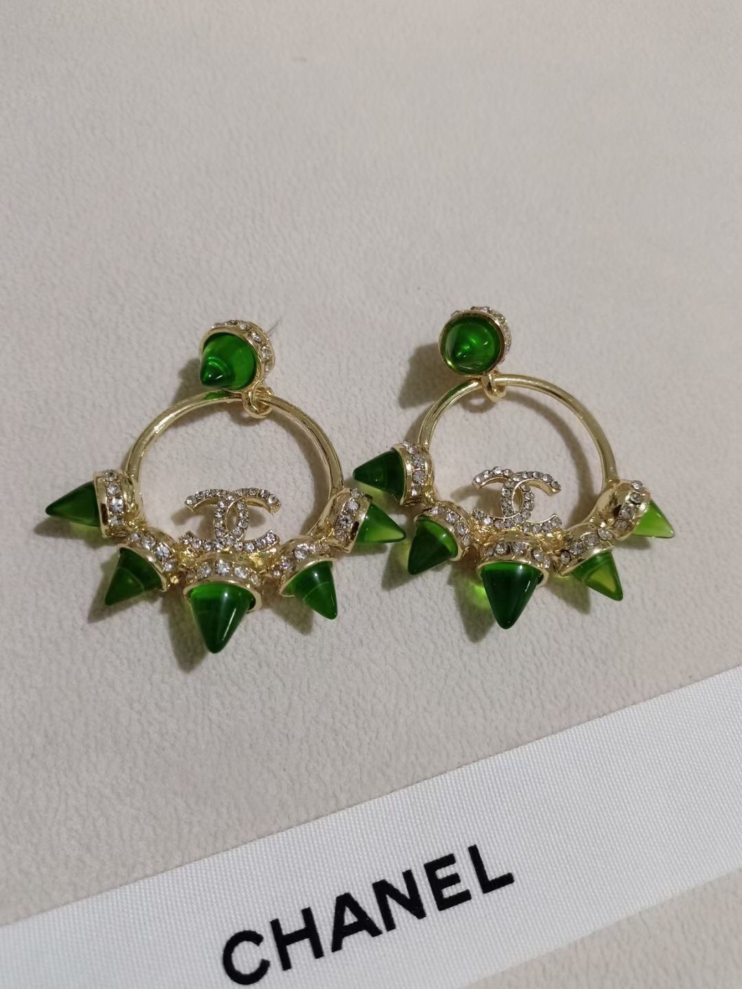 Chanel green hoop earrings 113476