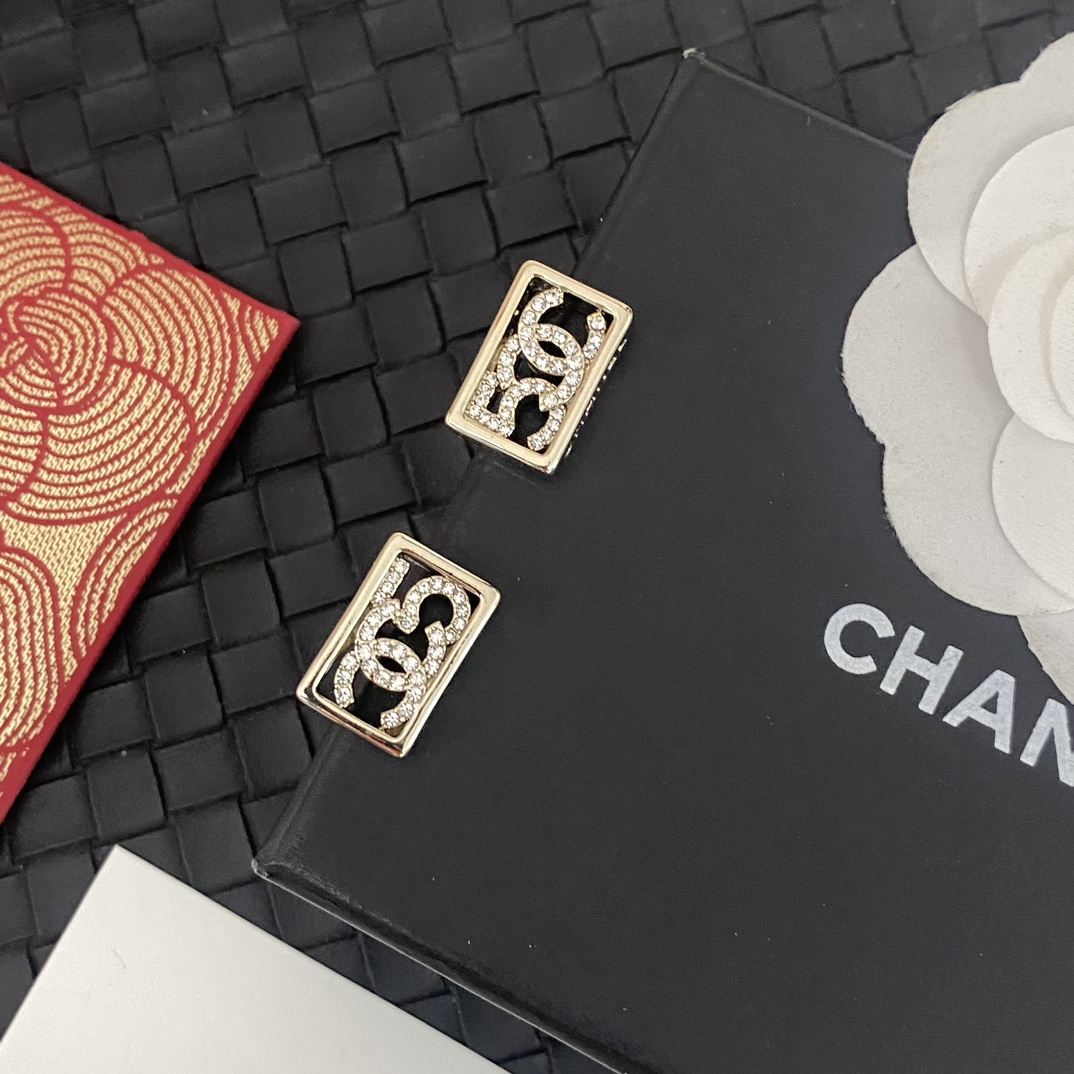 Chanel square hollow earrings 113595