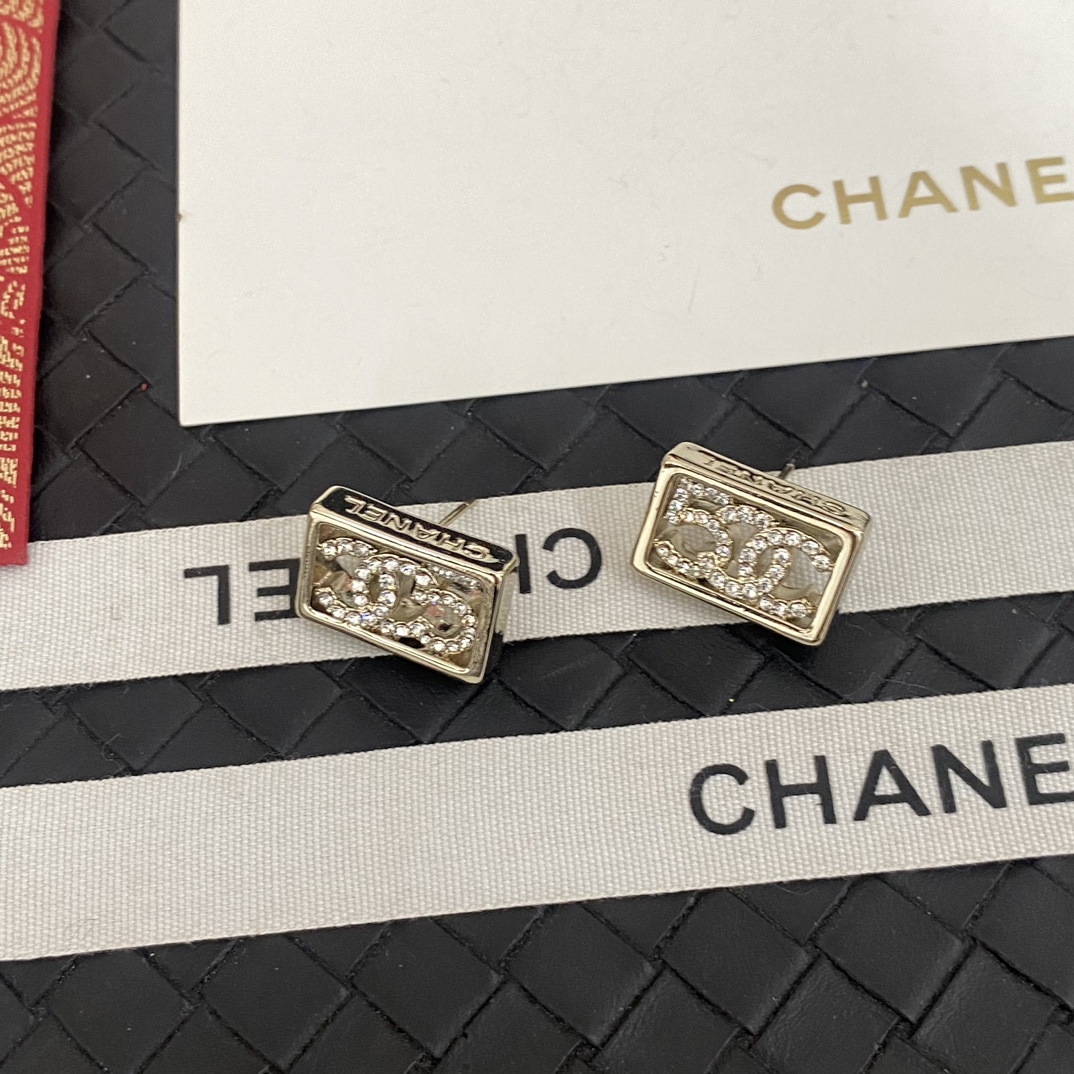 Chanel square hollow earrings 113595