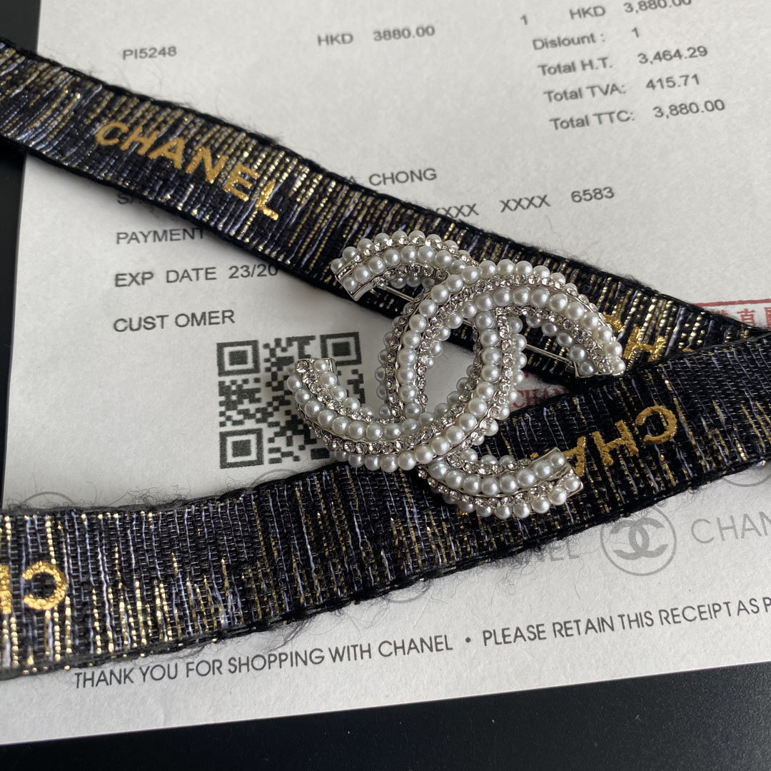 C004 Chanel brooch