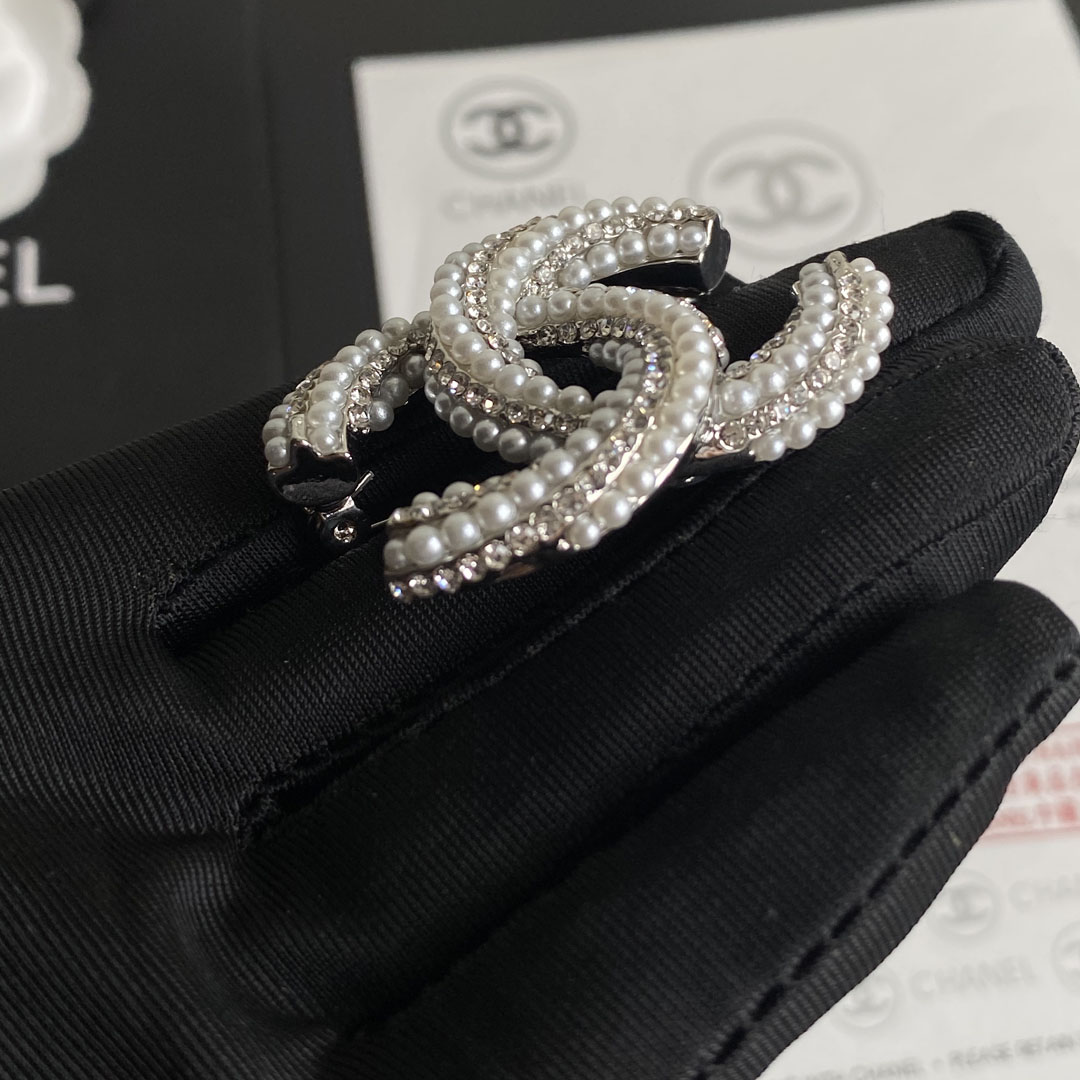 C004 Chanel brooch