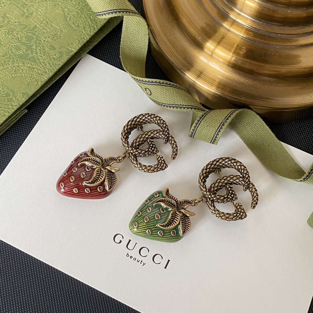 C172 Gucci Red/Green strawberry brooch