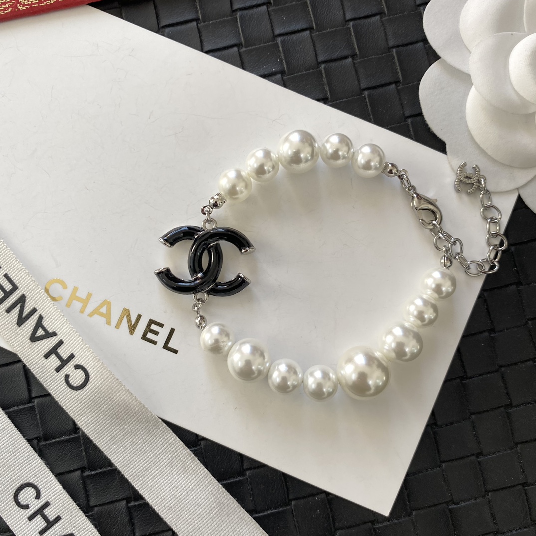 B098 Chanel pearls bracelet
