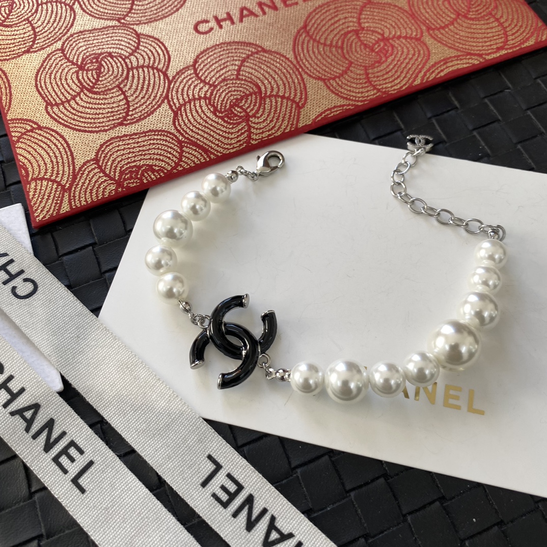 B098 Chanel pearls bracelet