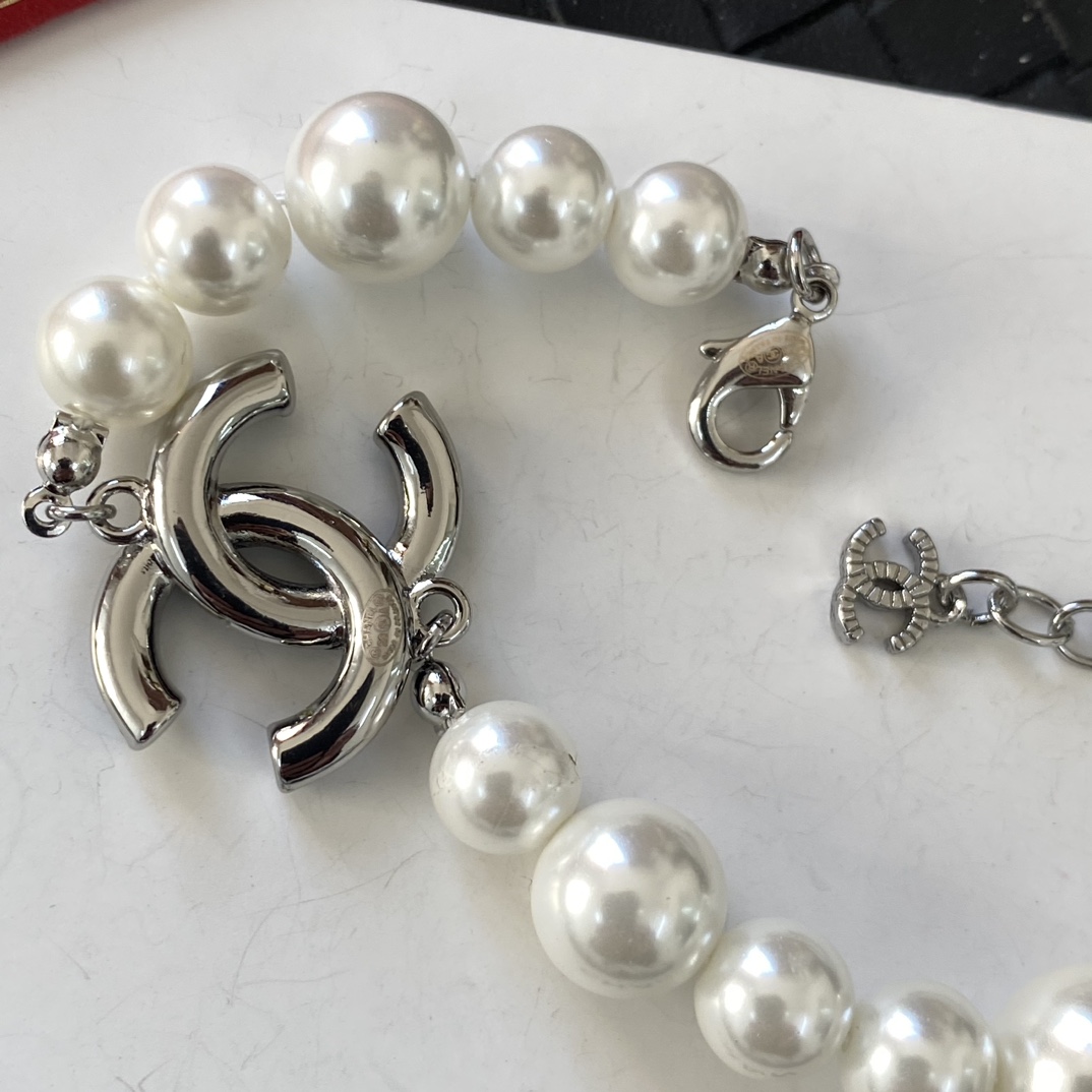 B098 Chanel pearls bracelet